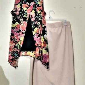 Very pretty sleeveless Floral blouse...